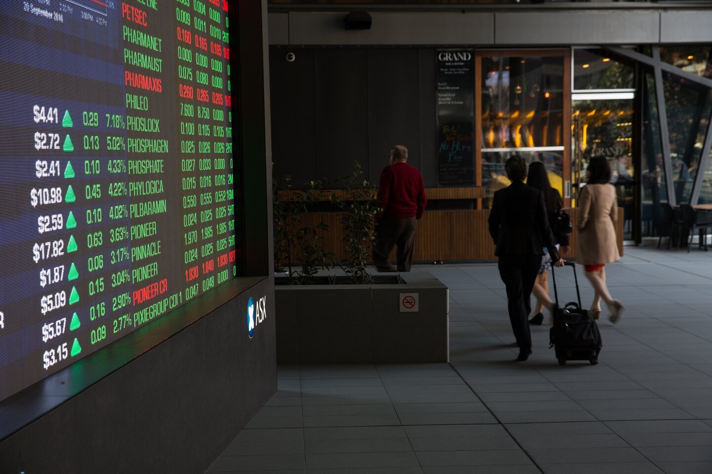 Australian shares dip as banks fall, miners gain